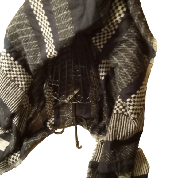 Winter Shaw. Size one size fits all. Like a XL. Dark Blue AND Grey. Very Clean. - Picture 10 of 11